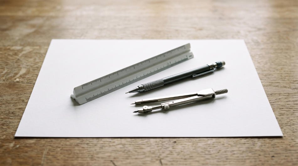 KI-generierter Platzhalter: Maßstabslineal, Zeichenzirkel und Bleistift auf leerem Zeichenblatt